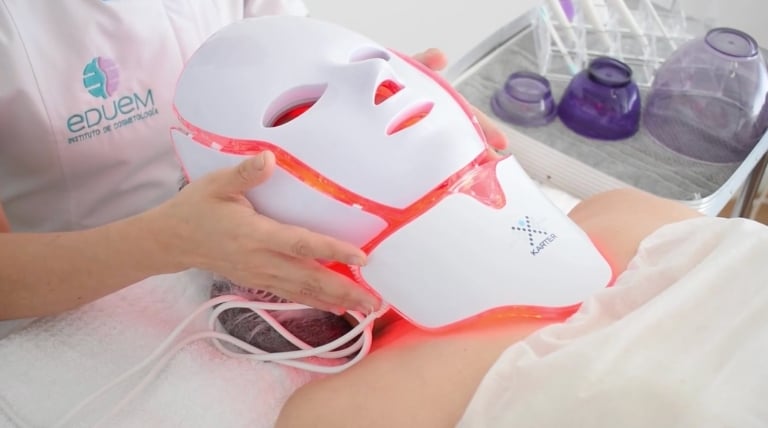 Máscara LED para fototerapia aplicada en un rostro, tratamiento anti-envejecimiento.
