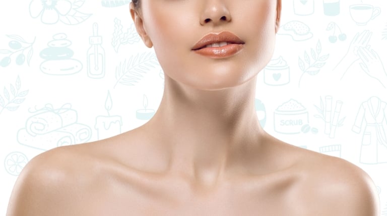 Aplicación de microestimulación en el cuello y escote para rejuvenecer y reafirmar la piel sin cirugía.