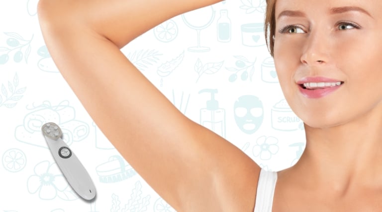 Mujer utilizando un electroporador para tonificar y reafirmar sus brazos sin cirugía.