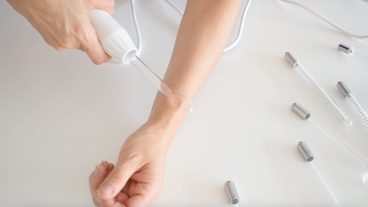 Técnica de efluvio con contacto directo de electrodo de alta frecuencia en la piel.