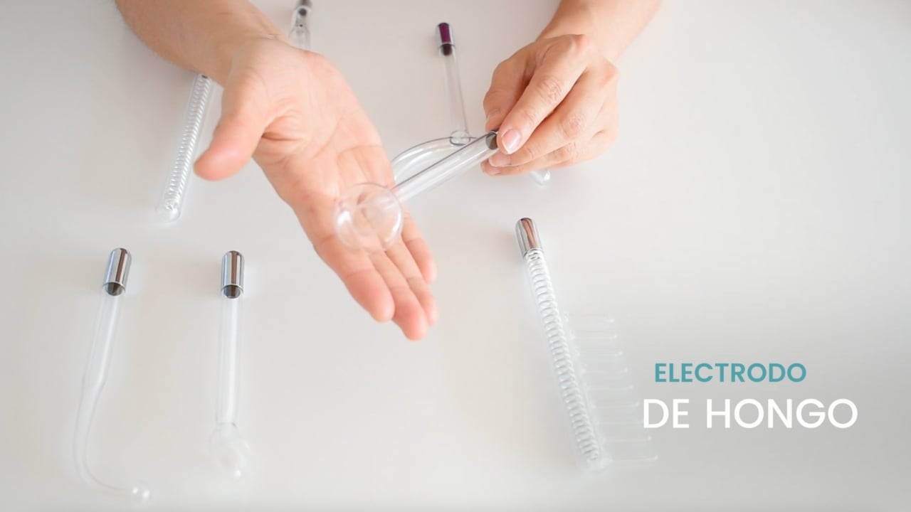 Uso del electrodo de hongo durante un tratamiento de alta frecuencia facial.