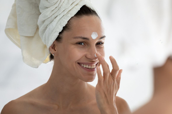 Aplicación de un producto humectante sobre el rostro el mejor producto humectante para tu rutina de skincare