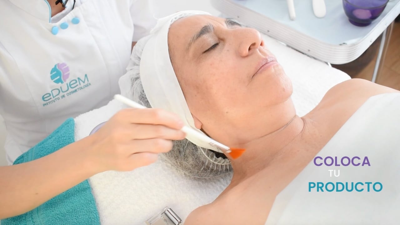 Cabina estética equipada para tratamiento galvánico facial.