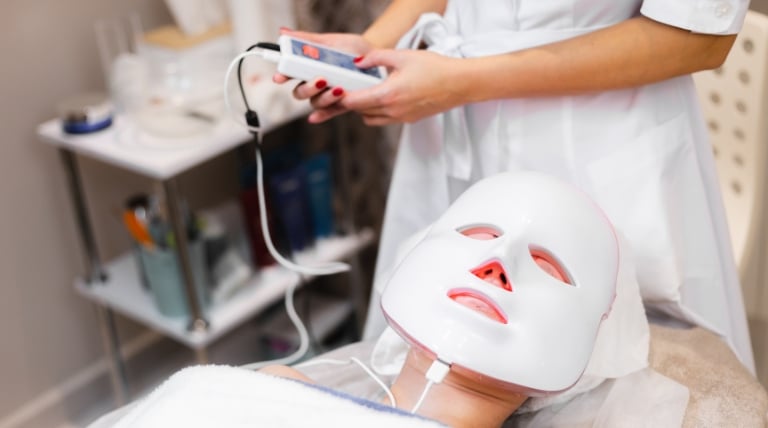 Máscara LED configurada en color rojo para tratamiento de arrugas en piel madura.