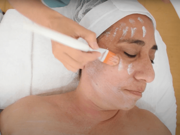 Así se aplica el exfoliante gommage sobre la piel del rostro. aplicación de gommage