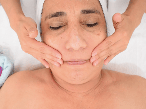 Exfoliación comisura de los labios técnica aplicación exfoliante facial