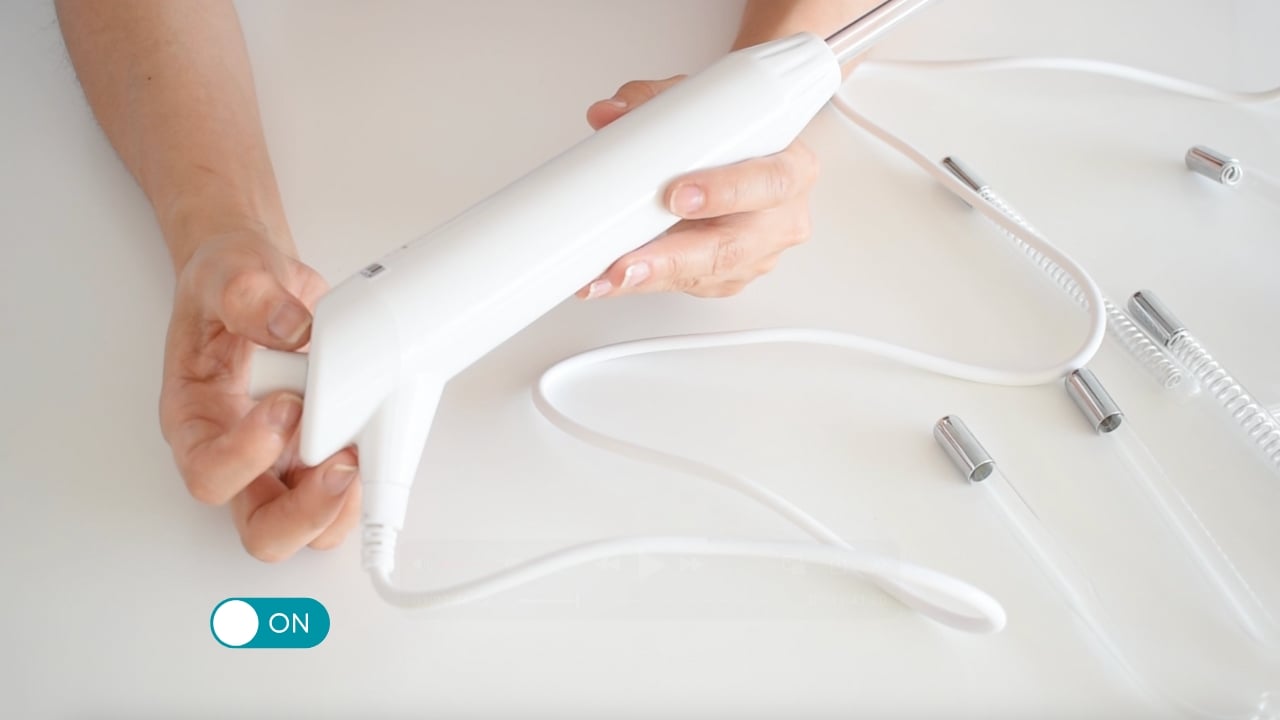 Encendido del aparato de alta frecuencia para tratamientos faciales.