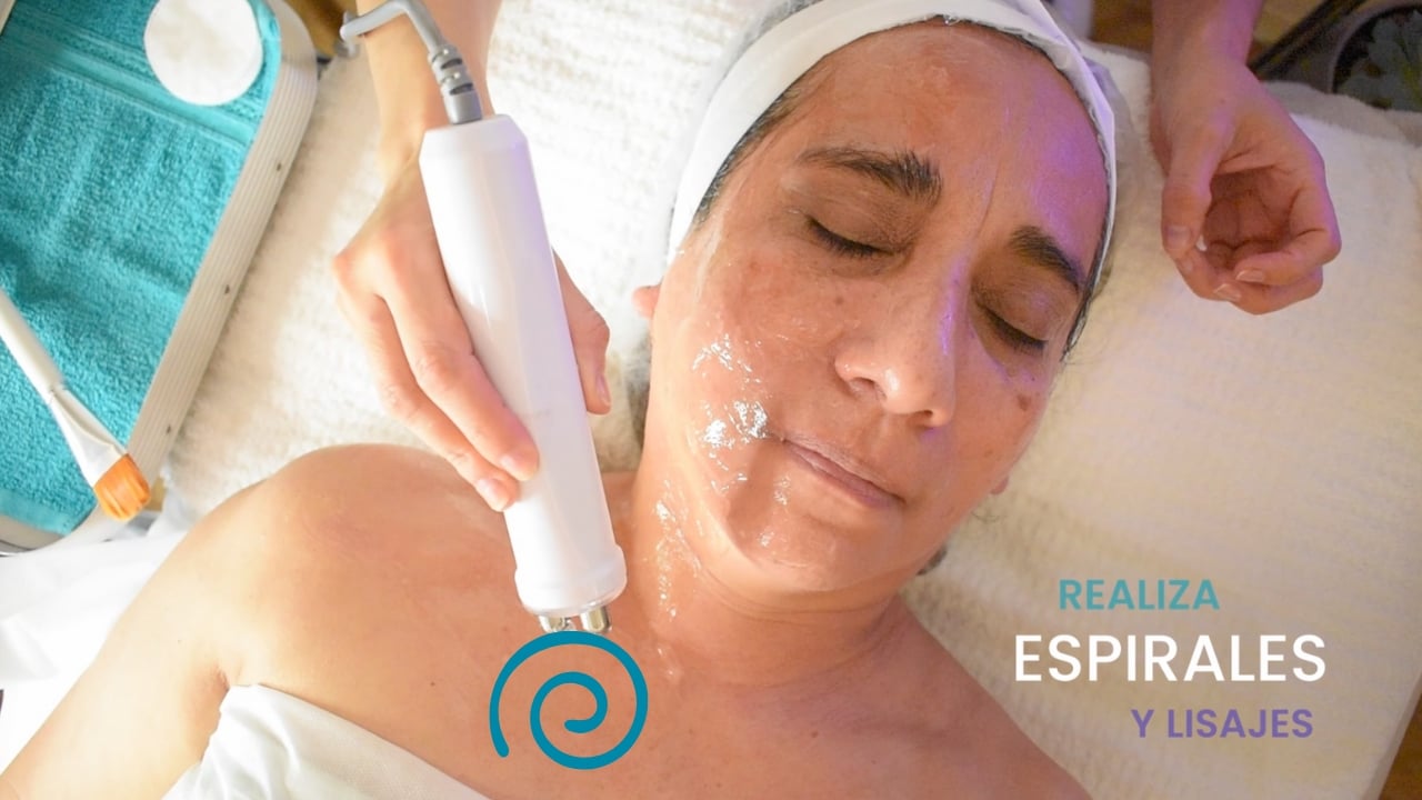 Aplicación correcta de radiofrecuencia facial utilizando movimientos en espiral y lisajes.
