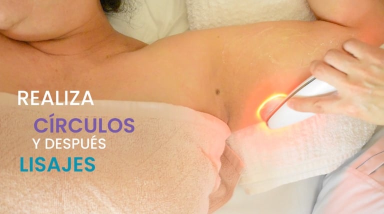 Aplicación de movimientos circulares con electroestimulación en los brazos para mejorar firmeza.