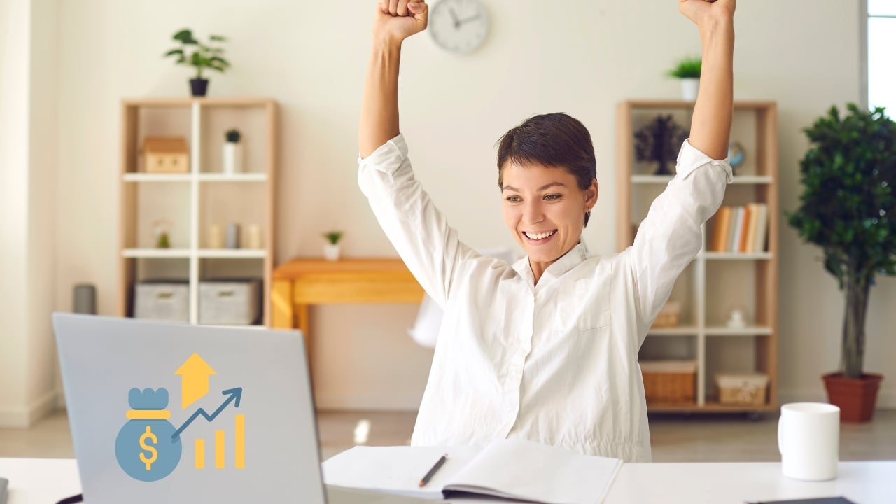 Cosmetóloga con negocio exitoso aplicando tratamientos reafirmantes