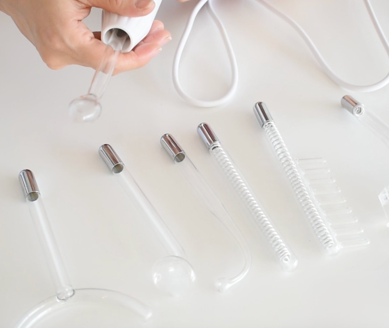 Aparato de alta frecuencia estética con electrodos para tratamientos faciales y capilares.