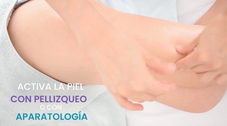 Técnica de pellizqueo para activar la piel antes del tratamiento anticelulitis.