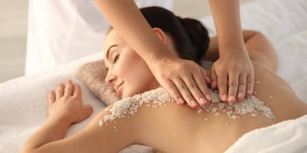 Ingredientes naturales comúnmente usados en tratamientos exfoliantes para la espalda.