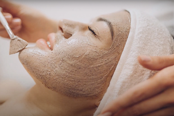 Exfoliar tu rostro al menos 2 veces al mes Complementa tu rutina de skincare con exfoliaciones faciales