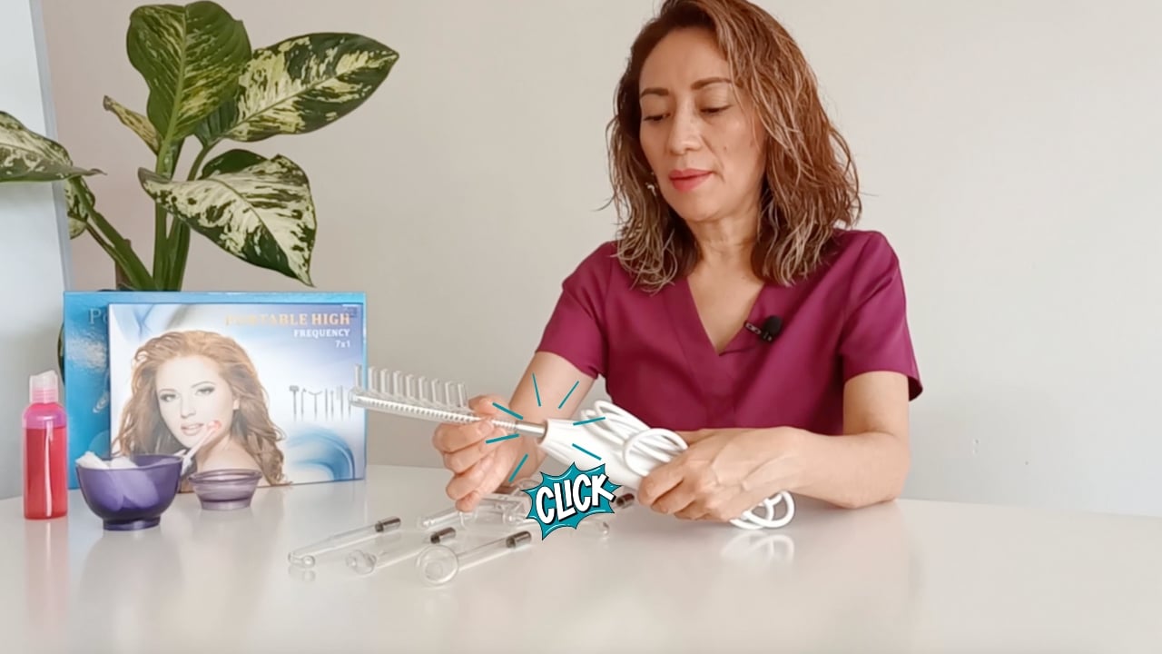Conexión del electrodo al aparato de alta frecuencia para tratamientos faciales.