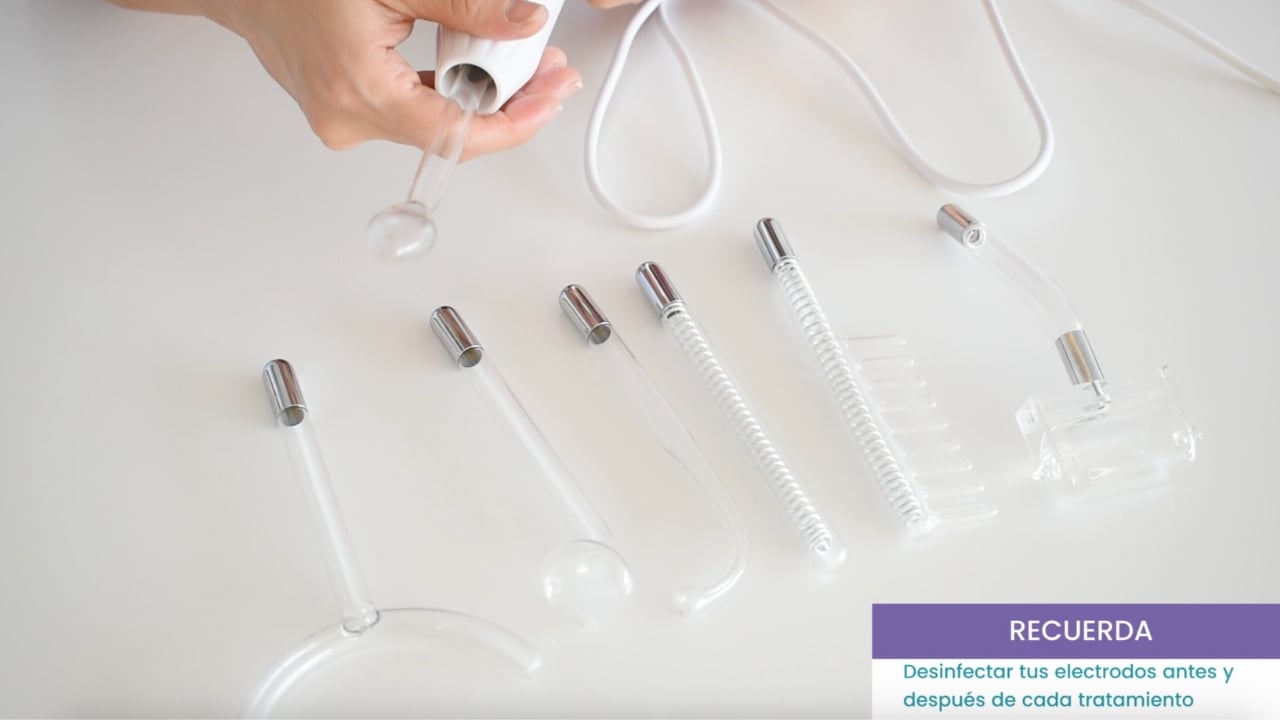 Desinfección de electrodos de alta frecuencia antes y después de cada uso en tratamientos estéticos.