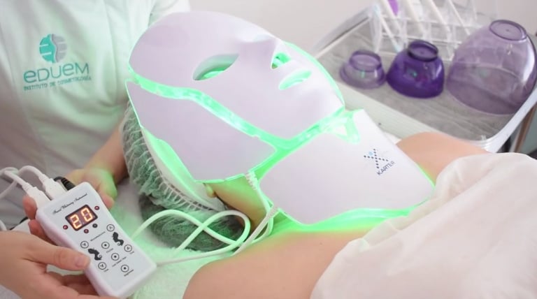 Tratamiento de luz verde para piel joven con exceso de sebo y descongestión cutánea.