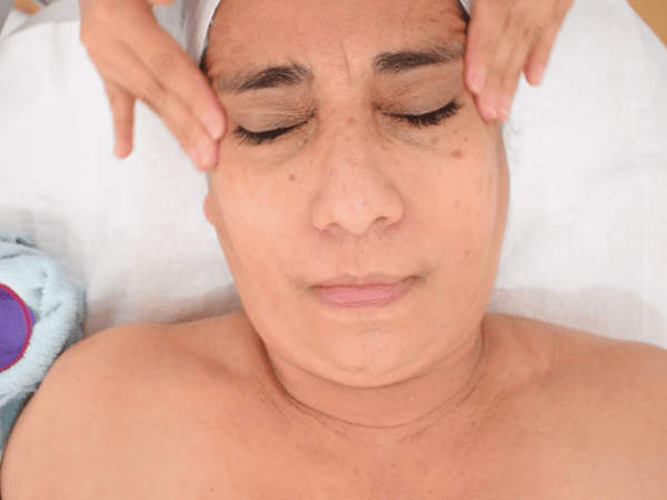 Exfoliación de frente movimiento exfoliante facial