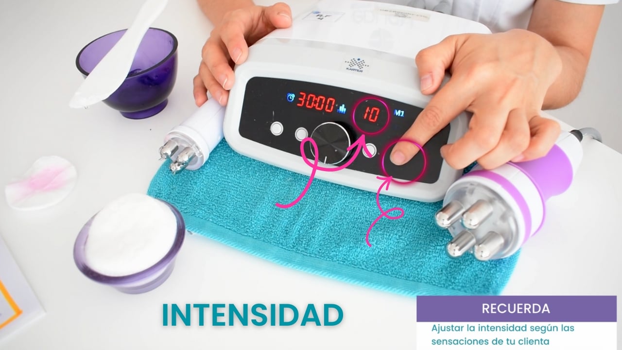 Configuración de la intensidad de radiofrecuencia facial, adaptada a las necesidades de cada clienta.