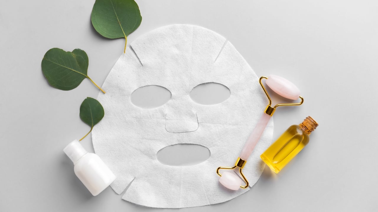 Aplicación de mascarilla hidratante después del masaje facial con alta frecuencia.