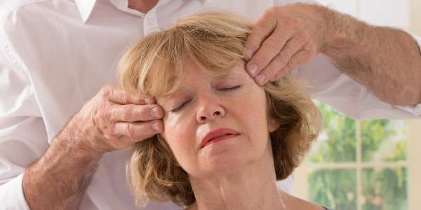 Diferentes maniobras de masaje para la relajación del cuero cabelludo