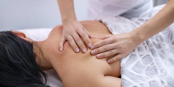 Etapas del proceso de exfoliación en la espalda para una piel renovada.