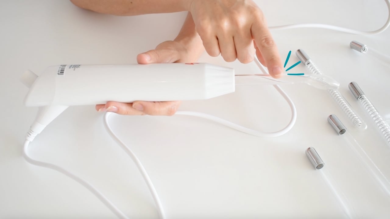 Ajuste inicial en baja intensidad del aparato de alta frecuencia estética.