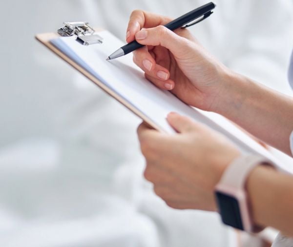 Imagen de una ficha clínica de paciente para seguimiento en tratamientos faciales