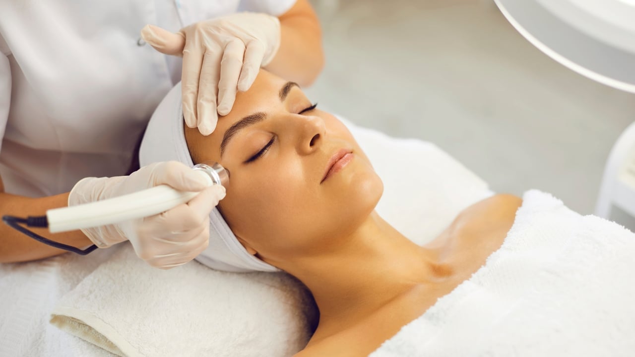 Aplicación de radiofrecuencia facial durante un tratamiento profesional de lifting y reafirmación de la piel.