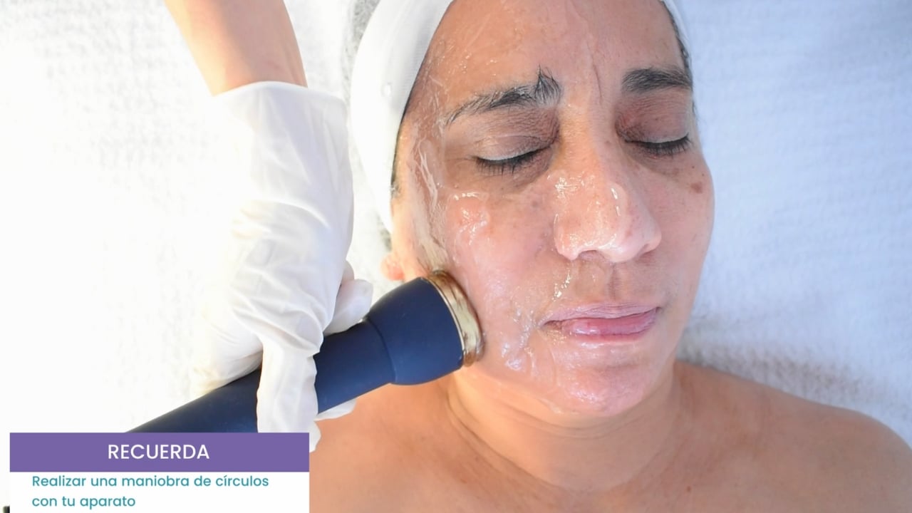 Aparato profesional de ultrasonido facial utilizado en tratamientos estéticos.