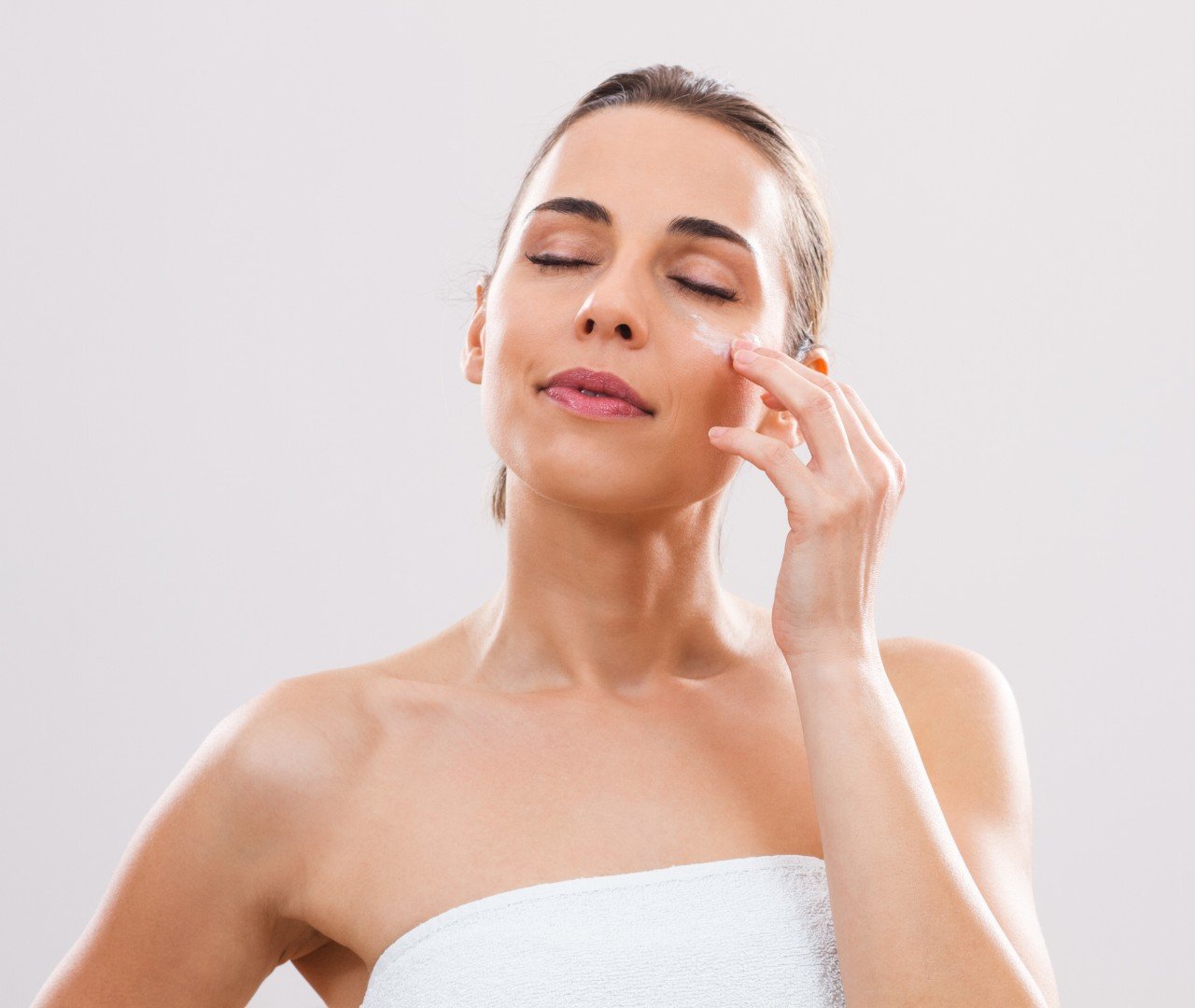 Mano tocando rostro, diferenciando textura de piel mixta