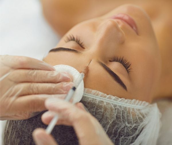 Imagen mostrando una aplicación de tratamiento facial con Botox.