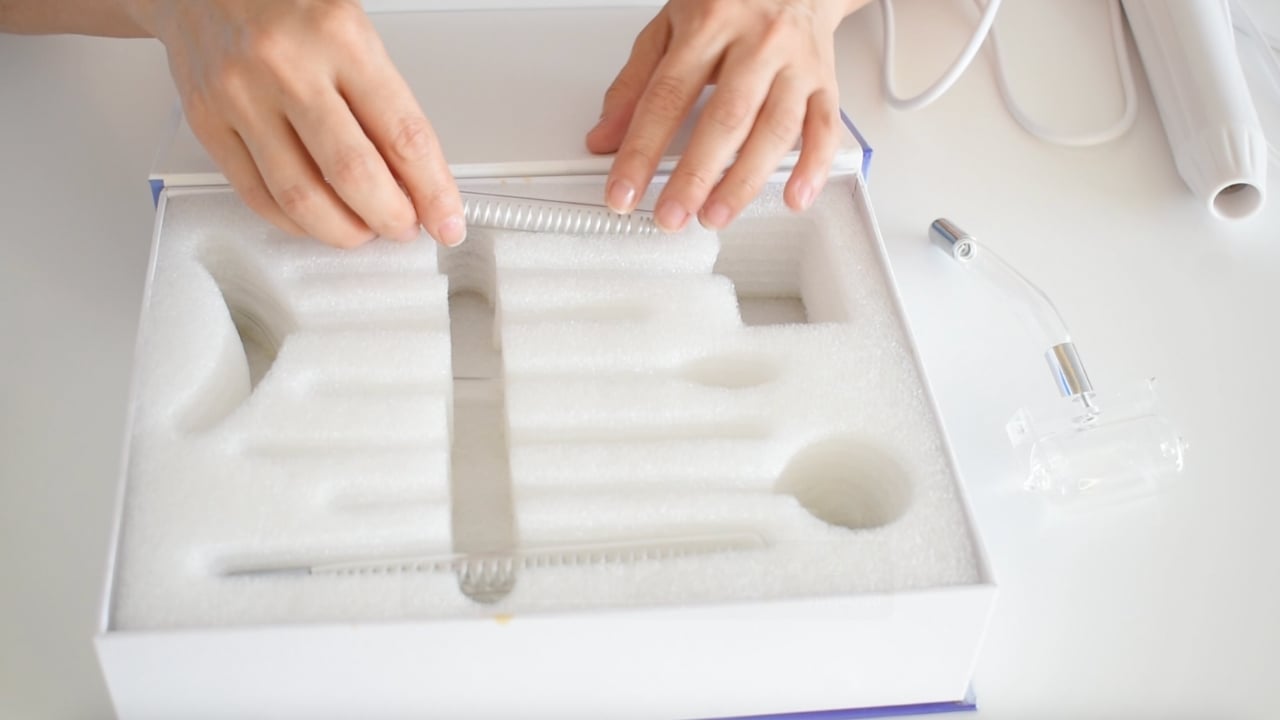 Electrodos de alta frecuencia guardados en caja protectora después de su uso.