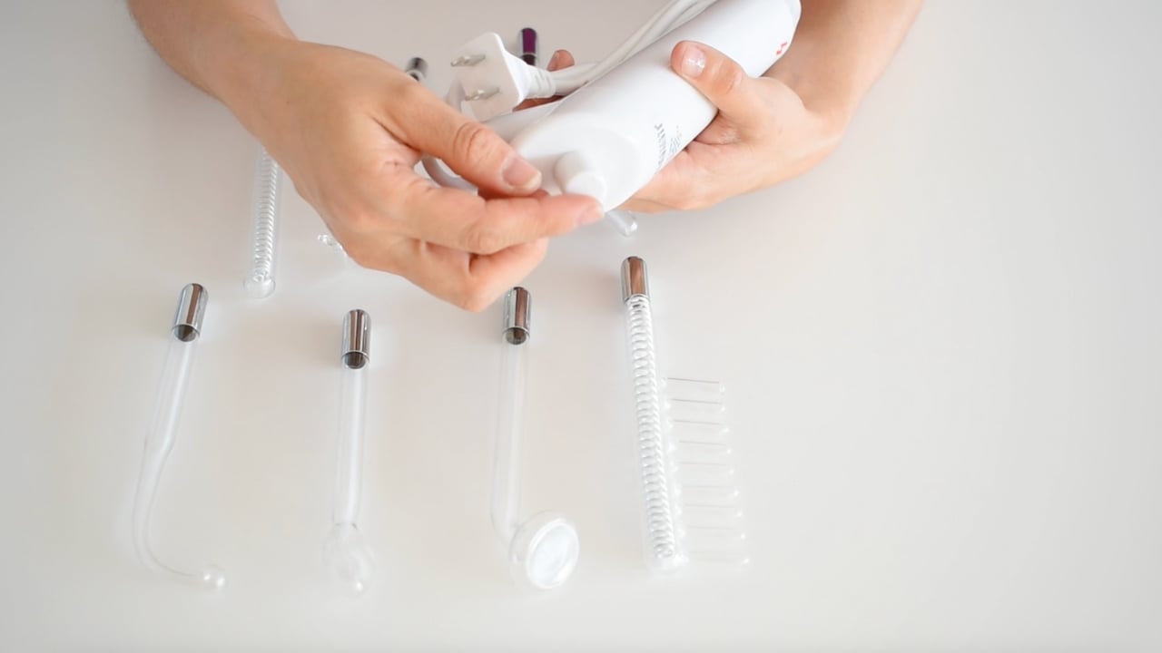 Maneral del aparato de alta frecuencia utilizado en estética profesional.