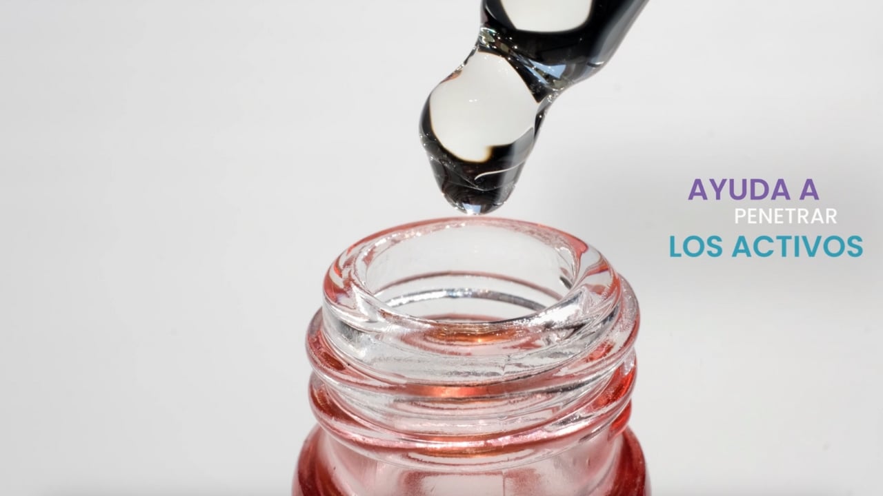 Corriente galvánica favoreciendo la penetración de activos cosméticos.