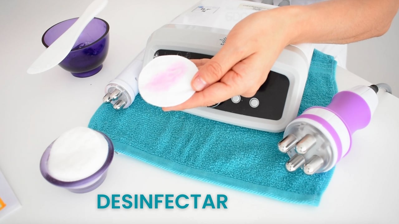 Proceso de desinfección del maneral de radiofrecuencia, paso esencial para un tratamiento seguro.