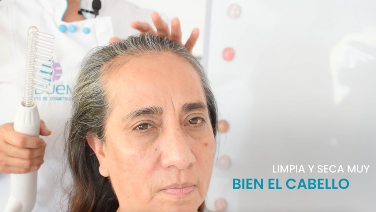 Primer plano del electrodo de peine utilizado en el tratamiento capilar con alta frecuencia.