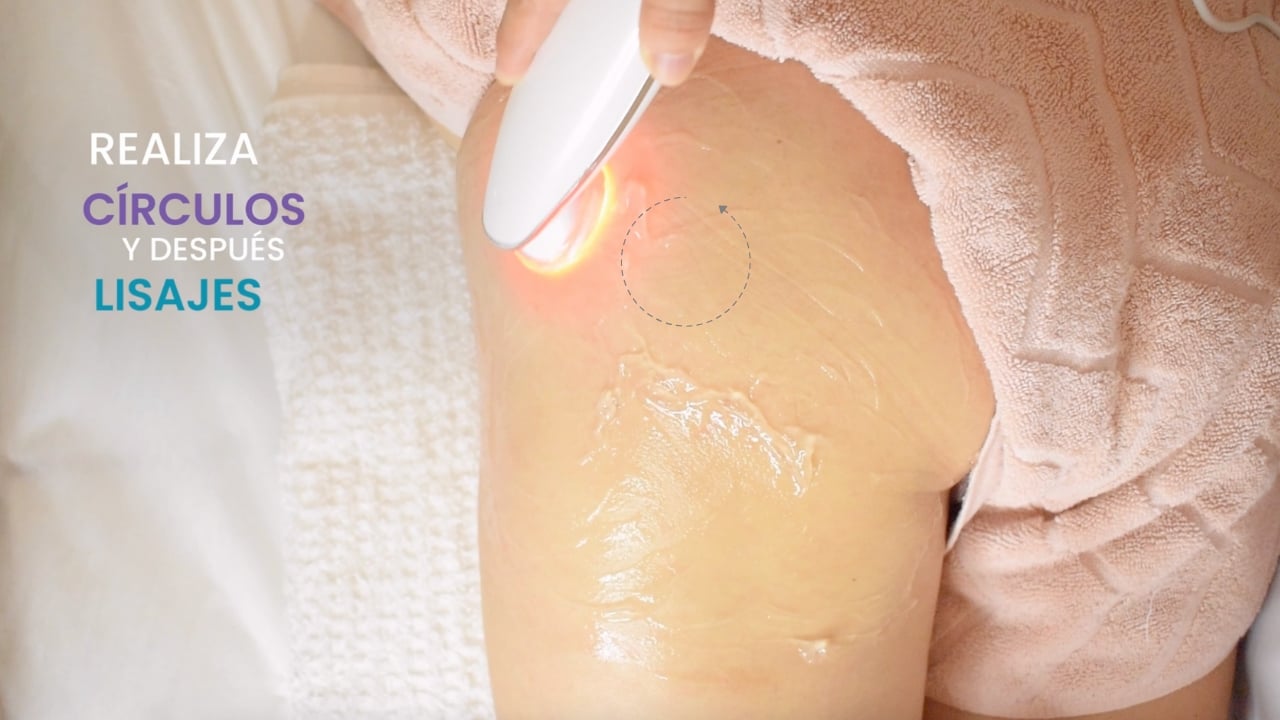 Esteticista realizando movimientos circulares en glúteos con electroestimulación.