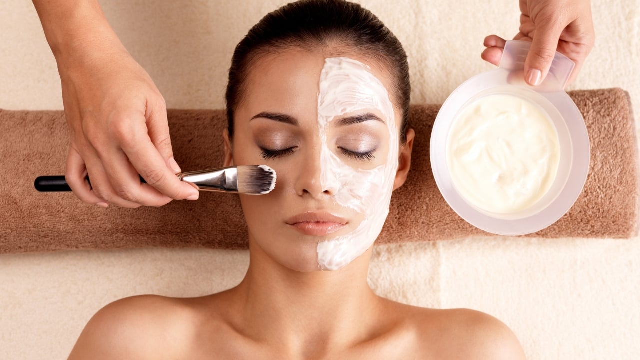 Preparación de la piel con aparatología facial para mejorar la absorción de activos y resultados visibles.