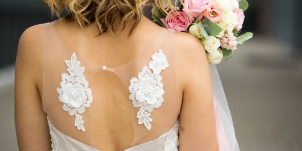 Masaje con producto exfoliante para potenciar la eliminación de células muertas.