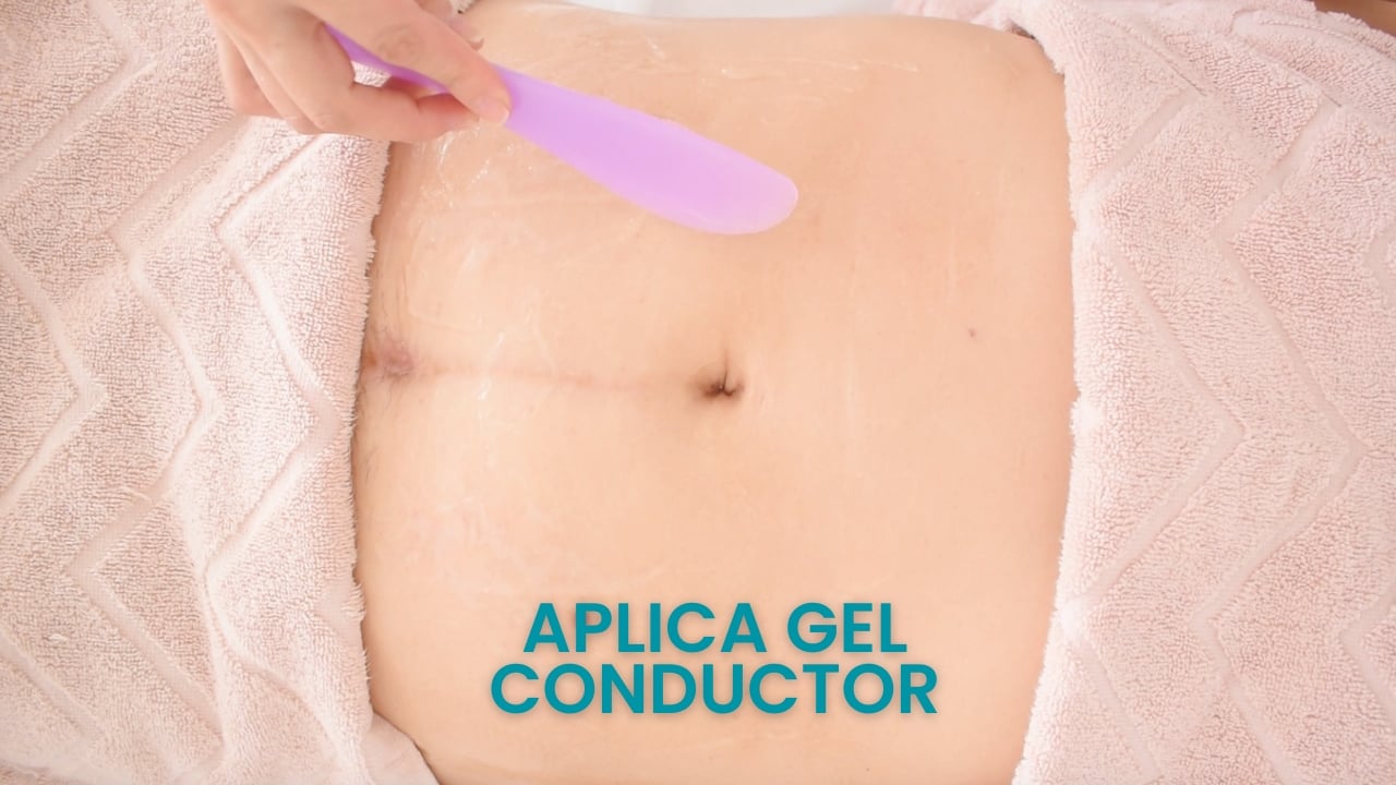 Aplicación de gel conductor en el abdomen para una correcta radiofrecuencia corporal.