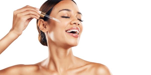 Variedad de ingredientes y principios activos en sueros faciales.