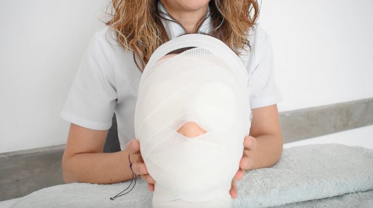 Instrucciones paso a paso para aplicar un vendaje facial en el rostro.