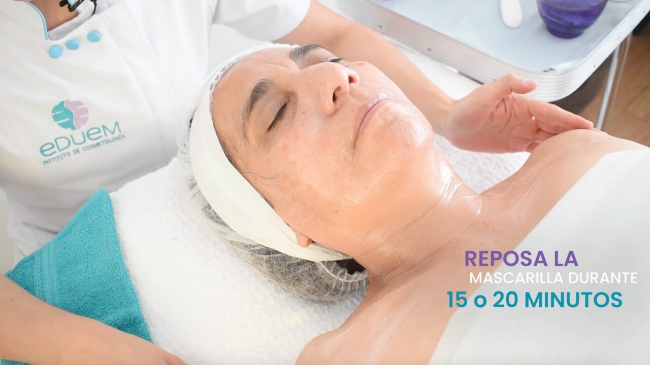 Aplicación de mascarilla facial después del tratamiento galvánico.