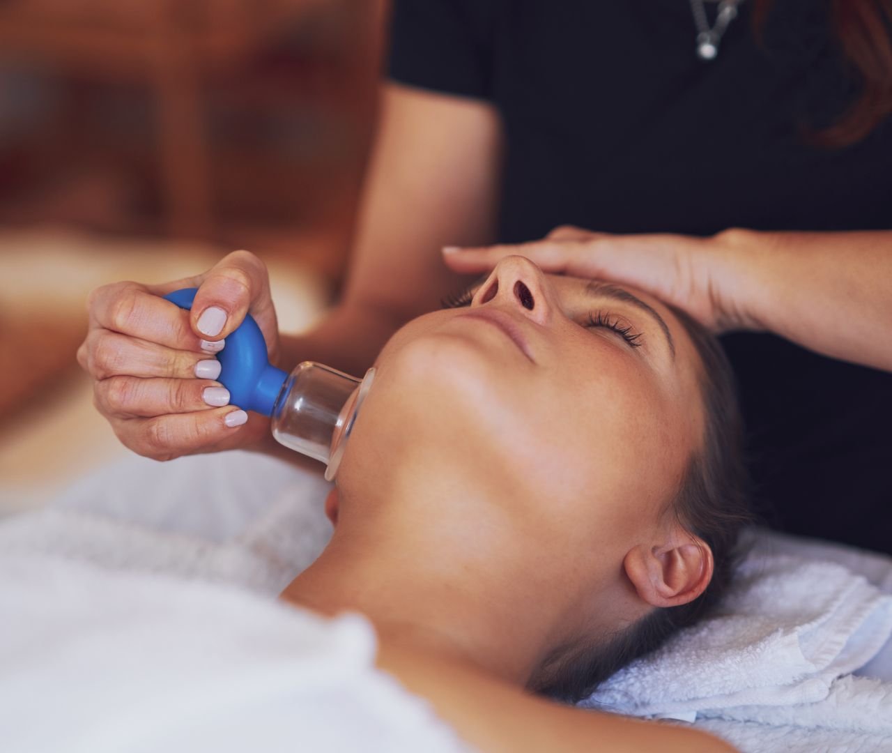 Beneficios de las ventosas faciales para la piel