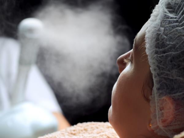 Uso de vaporizador durante una limpieza facial profunda