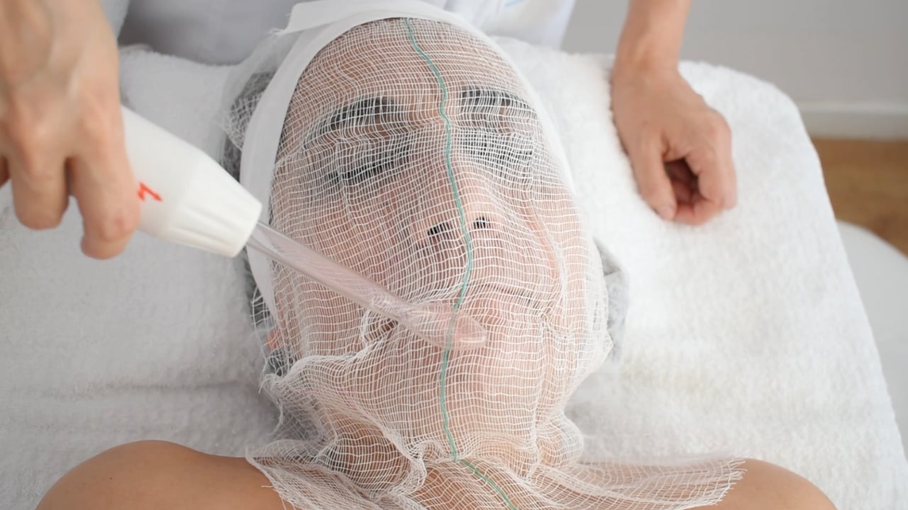 Demostración de la técnica de efluvio con aparato de alta frecuencia facial.