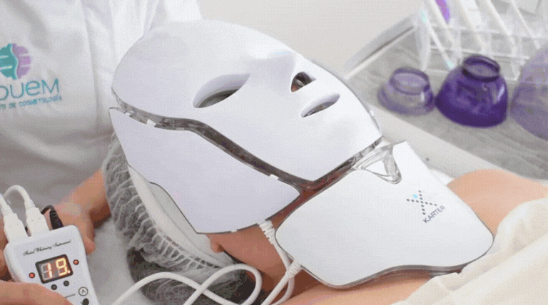 Máscara LED multicolor activando diferentes colores para un tratamiento completo de piel.