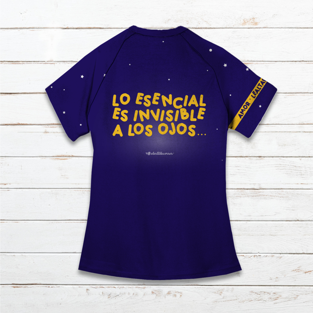 Camiseta técnica mujer El Principito, trasero donde se lee "Lo esencial es invisible a los ojos..."