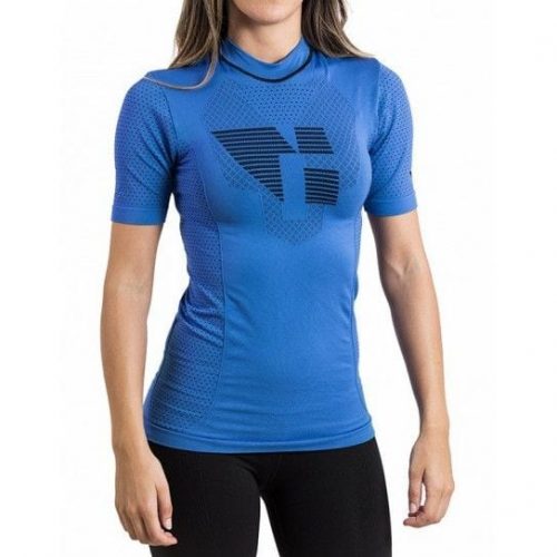 yod-camiseta-manga-corta-termica-unisex-trail-running-azul Camiseta térmica unisex en color azul, en la imagen aparece una chica usándola.
